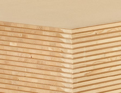 Nahaufnahme einer Tischlerplatte mit mehrschichtigem Holzaufbau, ideal für den Möbel- und Innenausbau.