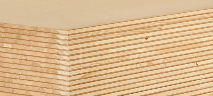 Nahaufnahme einer Tischlerplatte mit mehrschichtigem Holzaufbau, ideal für den Möbel- und Innenausbau.