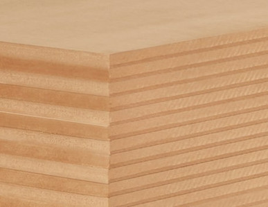 Nahaufnahme einer MDF-Platte mit feiner Schichtung, ideal für Möbelbau und Innenausbau.