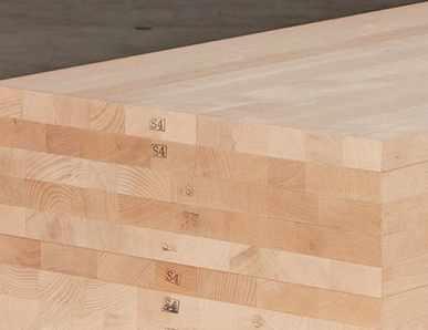 Gestapelte Massivholzplatten mit durchgehenden Lamellen, ideal für den Möbel- und Innenausbau.
