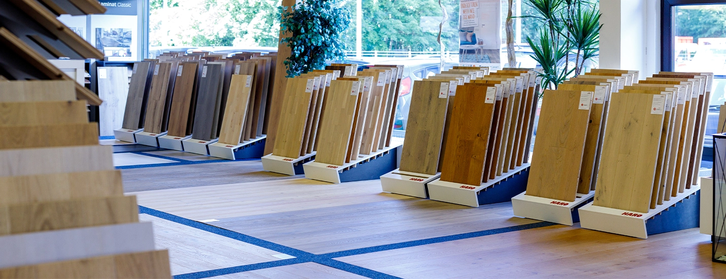 Bodenausstellung mit ausgestellten Mustern im Verkaufsraum